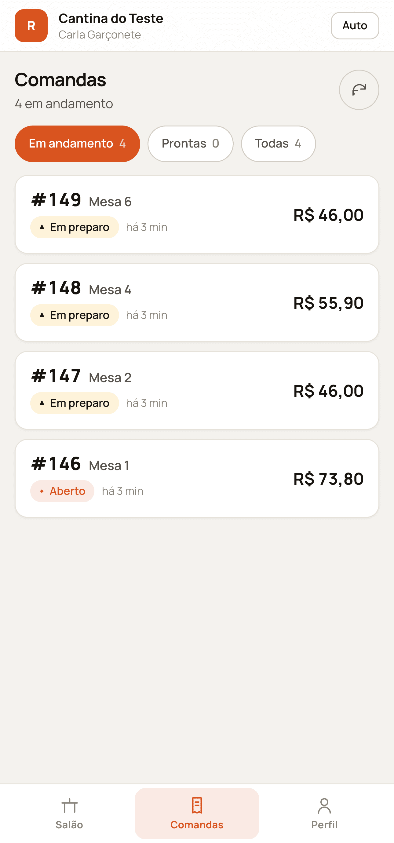 Aplicativo do atendente listando as comandas em andamento com número do pedido, mesa, status e valor.